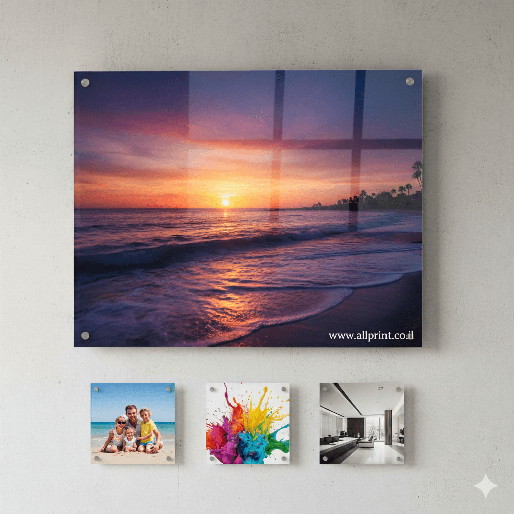 תמונת נושא של המאמר הדפסת תמונות על זכוכית המציגה ארבע תמונות מודפסות על זכוכית אקרילית ותלויות על קיר לבן. התמונה המרכזית והגדולה ביותר מציגה שקיעה מרהיבה על שפת הים בגווני כתום וסגול. מתחתיה תלויות שלוש תמונות קטנות יותר המציגות צילום משפחתי בחוף הים, התזת צבעים צבעונית בסגנון אבסטרקטי ועיצוב פנים מודרני של סלון. כל התמונות מחוברות לקיר באמצעות ספייסרים ממתכת בפינות.